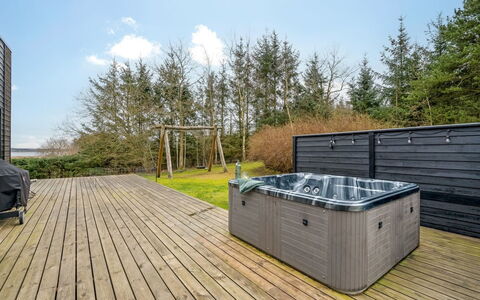 Tenna - 250M to the Fjord: Blauw, Struik, Verblijf, Groundcover, Tuin, Landgoed, Schaduw, Landscaping, Boerderij, Eco Hotel