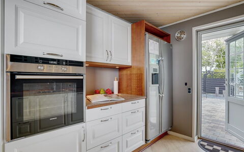 Regnwald - 400M to the Fjord: Toestel Van De Keuken, Flooring, Keuken, Major Appliance, Cabinetry, Interieur Ontwerp, Hout, Countertop, Verdieping, Huishoudapparatuur