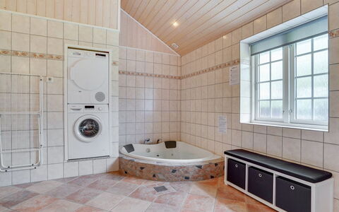 Regnwald - 400M to the Fjord: Flooring, Verdieping, Loodgieterswerkinrichting, Interieur Ontwerp, Plafond, Badkamer, Loodgieter, Kamer, Tegel, Bad