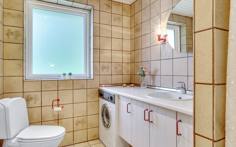 Ephra - 250M to the Fjord: Badkamer, Loodgieterswerkinrichting, Flooring, Wc Bril, Toilet, Verdieping, Interieur Ontwerp, Loodgieter, Wastafel, Wastafel In De Badkamer