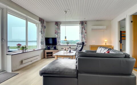 Ephra - 250M to the Fjord: Meubilair, Interieur Ontwerp, Flooring, Hout, Verdieping, Bankstel, Plafond, Houten Vloer, Woonkamer, Tafel