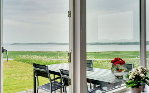 Ephra - 250M to the Fjord: Zee, Oceaan, Stoel, Glas, Schaduw, Kust, Hardwood, Buitenmeubels, Eco Hotel