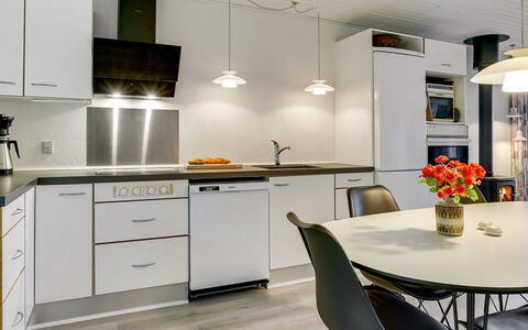 Ephra - 250M to the Fjord: Meubilair, Keuken, Interieur Ontwerp, Countertop, Toestel Van De Keuken, Flooring, Lichte Inrichting, Muur, Plafond, Hout