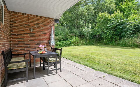 Ephra - 250M to the Fjord: Meubilair, Steen, Struik, Buitenmeubels, Tuin, Land Lot, Buitentafel, Gazon, Stoel, Backyard