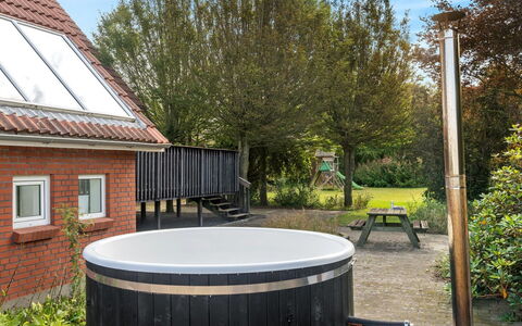 Auguste - 1.5Km to the Fjord: Dak, Huis, Land Lot, Huis, Verblijf, Landgoed, Garden Gebouwen, Schaduw, Blokhut, Landscaping