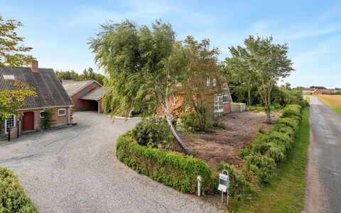 Auguste - 1.5Km to the Fjord: Dak, Huis, Land Lot, Huis, Verblijf, Landgoed, Garden Gebouwen, Schaduw, Blokhut, Landscaping