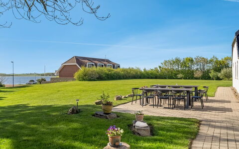 Kara - 100M to the Fjord: Blauw, Struik, Verblijf, Groundcover, Tuin, Landgoed, Schaduw, Landscaping, Boerderij, Eco Hotel