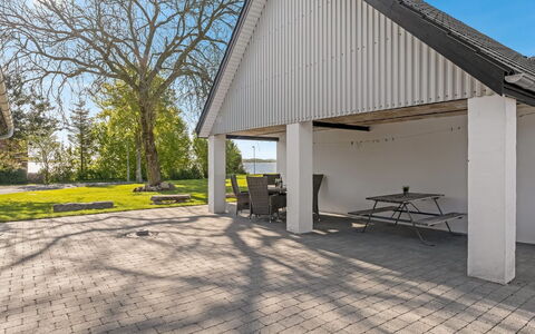 Kara - 100M to the Fjord: Blauw, Struik, Verblijf, Groundcover, Tuin, Landgoed, Schaduw, Landscaping, Boerderij, Eco Hotel