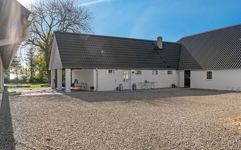 Kara - 100M to the Fjord: Blauw, Struik, Verblijf, Groundcover, Tuin, Landgoed, Schaduw, Landscaping, Boerderij, Eco Hotel