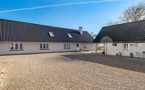 Kara - 100M to the Fjord: Blauw, Struik, Verblijf, Groundcover, Tuin, Landgoed, Schaduw, Landscaping, Boerderij, Eco Hotel