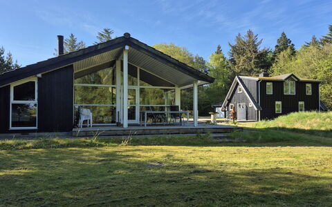 Aswarth - 50M to the Fjord: Blauw, Struik, Verblijf, Groundcover, Tuin, Landgoed, Schaduw, Landscaping, Boerderij, Eco Hotel
