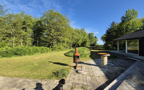 Aswarth - 50M to the Fjord: Blauw, Struik, Verblijf, Groundcover, Tuin, Landgoed, Schaduw, Landscaping, Boerderij, Eco Hotel
