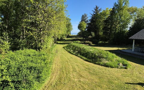 Aswarth - 50M to the Fjord: Blauw, Struik, Verblijf, Groundcover, Tuin, Landgoed, Schaduw, Landscaping, Boerderij, Eco Hotel