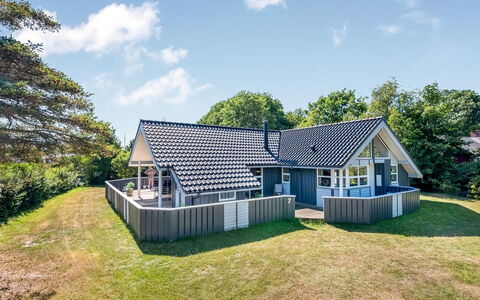 Stryd - 150M from the Sea: Flooring, Muur, Verdieping, Interieur Ontwerp, Hout, Plafond, Houten Vloer, Verlichting, Meubilair, Laminaatvloer