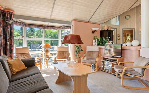 Stryd - 150M from the Sea: Flooring, Muur, Verdieping, Interieur Ontwerp, Hout, Plafond, Houten Vloer, Verlichting, Meubilair, Laminaatvloer