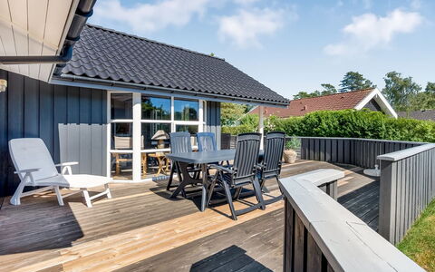 Stryd - 150M from the Sea: Flooring, Muur, Verdieping, Interieur Ontwerp, Hout, Plafond, Houten Vloer, Verlichting, Meubilair, Laminaatvloer