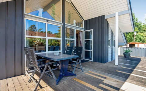 Stryd - 150M from the Sea: Flooring, Muur, Verdieping, Interieur Ontwerp, Hout, Plafond, Houten Vloer, Verlichting, Meubilair, Laminaatvloer