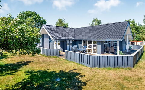 Stryd - 150M from the Sea: Flooring, Muur, Verdieping, Interieur Ontwerp, Hout, Plafond, Houten Vloer, Verlichting, Meubilair, Laminaatvloer