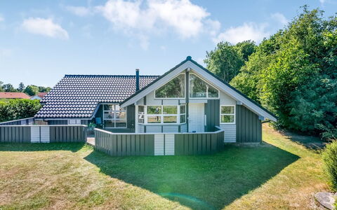 Stryd - 150M from the Sea: Flooring, Muur, Verdieping, Interieur Ontwerp, Hout, Plafond, Houten Vloer, Verlichting, Meubilair, Laminaatvloer