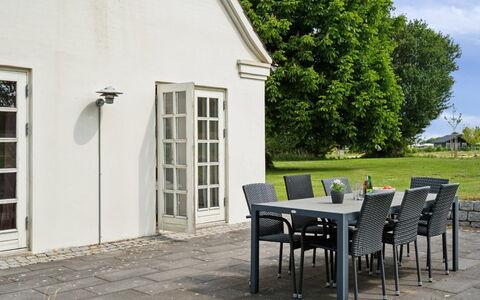 Malinda - 500M from the Sea: Appartement, Schaduw, Balkon, Stoel, Hek, Buitenmeubels, Aluminium, Kunstgras