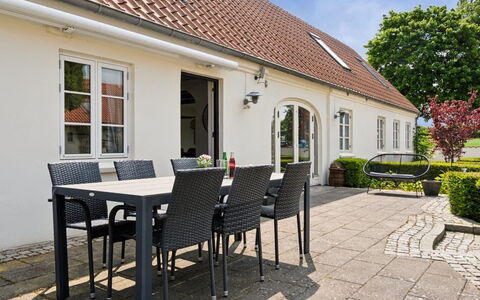 Malinda - 500M from the Sea: Appartement, Schaduw, Balkon, Stoel, Hek, Buitenmeubels, Aluminium, Kunstgras