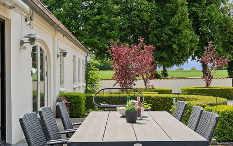 Malinda - 500M from the Sea: Appartement, Schaduw, Balkon, Stoel, Hek, Buitenmeubels, Aluminium, Kunstgras