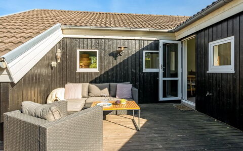 Kukka - 600M from the Sea: Flooring, Muur, Verdieping, Interieur Ontwerp, Hout, Plafond, Houten Vloer, Verlichting, Meubilair, Laminaatvloer