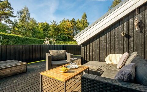 Kukka - 600M from the Sea: Flooring, Muur, Verdieping, Interieur Ontwerp, Hout, Plafond, Houten Vloer, Verlichting, Meubilair, Laminaatvloer