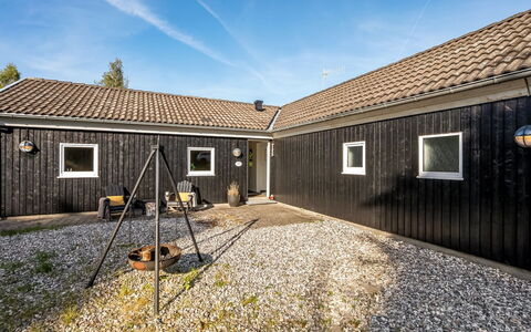 Kukka - 600M from the Sea: Flooring, Muur, Verdieping, Interieur Ontwerp, Hout, Plafond, Houten Vloer, Verlichting, Meubilair, Laminaatvloer