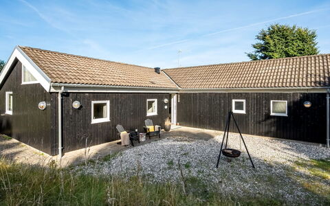 Kukka - 600M from the Sea: Flooring, Muur, Verdieping, Interieur Ontwerp, Hout, Plafond, Houten Vloer, Verlichting, Meubilair, Laminaatvloer