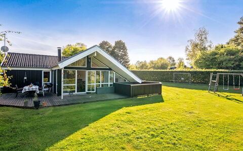 Kukka - 600M from the Sea: Flooring, Muur, Verdieping, Interieur Ontwerp, Hout, Plafond, Houten Vloer, Verlichting, Meubilair, Laminaatvloer