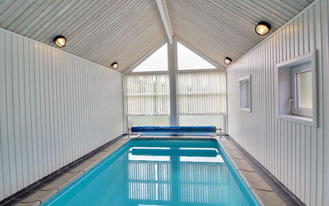 Kukka - 600M from the Sea: Flooring, Muur, Verdieping, Interieur Ontwerp, Hout, Plafond, Houten Vloer, Verlichting, Meubilair, Laminaatvloer