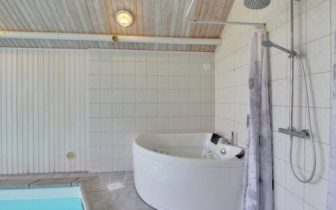 Rani - 800M from the Sea: Flooring, Loodgieterswerkinrichting, Verdieping, Interieur Ontwerp, Bad, Plafond, Badkamer, Loodgieter, Kraan, Meubilair