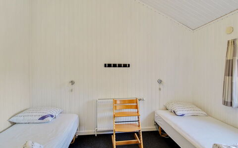Rani - 800M from the Sea: Muur, Hout, Verdieping, Flooring, Slaapkamer, Bed, Plafond, Interieur Ontwerp, Bed Frame, Laken
