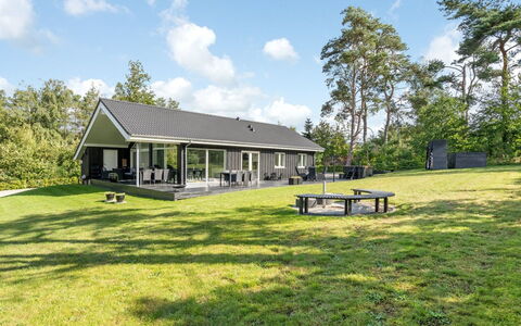 Adela - 1Km from the Sea: Dak, Huis, Land Lot, Huis, Verblijf, Landgoed, Garden Gebouwen, Schaduw, Blokhut, Landscaping