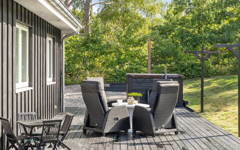Adela - 1Km from the Sea: Dak, Huis, Land Lot, Huis, Verblijf, Landgoed, Garden Gebouwen, Schaduw, Blokhut, Landscaping