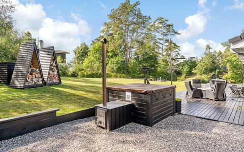 Adela - 1Km from the Sea: Dak, Huis, Land Lot, Huis, Verblijf, Landgoed, Garden Gebouwen, Schaduw, Blokhut, Landscaping