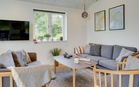 Adela - 1Km from the Sea: Dak, Huis, Land Lot, Huis, Verblijf, Landgoed, Garden Gebouwen, Schaduw, Blokhut, Landscaping