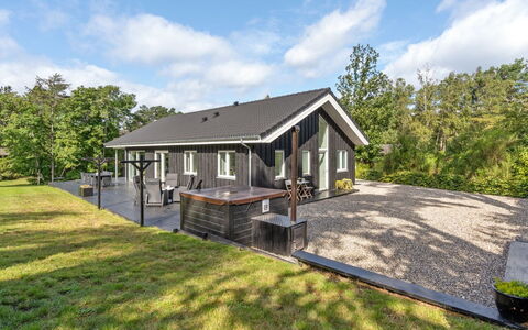 Adela - 1Km from the Sea: Dak, Huis, Land Lot, Huis, Verblijf, Landgoed, Garden Gebouwen, Schaduw, Blokhut, Landscaping