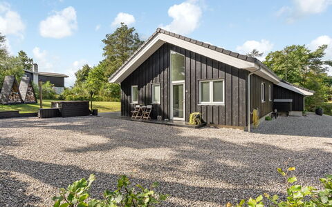 Adela - 1Km from the Sea: Dak, Huis, Land Lot, Huis, Verblijf, Landgoed, Garden Gebouwen, Schaduw, Blokhut, Landscaping