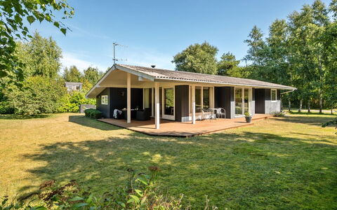 Gardis - 100M from the Sea: Dak, Huis, Huis, Verblijf, Siding, Landgoed, Oprit, Garden Gebouwen, Werf, Schuur