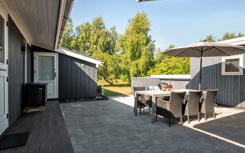 Gardis - 100M from the Sea: Dak, Huis, Huis, Verblijf, Siding, Landgoed, Oprit, Garden Gebouwen, Werf, Schuur