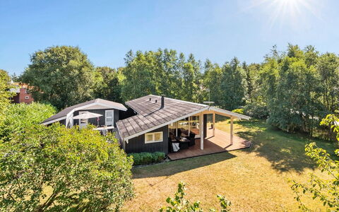 Gardis - 100M from the Sea: Dak, Huis, Huis, Verblijf, Siding, Landgoed, Oprit, Garden Gebouwen, Werf, Schuur