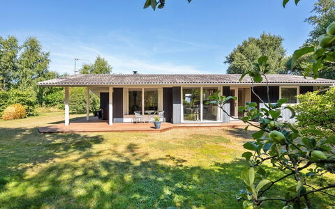 Gardis - 100M from the Sea: Dak, Huis, Huis, Verblijf, Siding, Landgoed, Oprit, Garden Gebouwen, Werf, Schuur