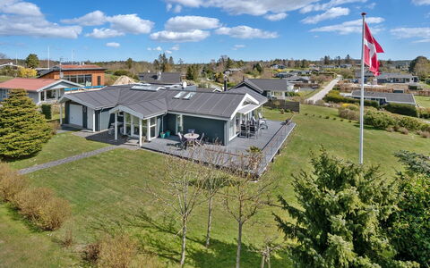 Kuno - 300M from the Sea: Dak, Huis, Huis, Verblijf, Siding, Landgoed, Oprit, Garden Gebouwen, Werf, Schuur