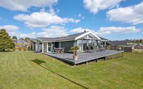 Kuno - 300M from the Sea: Dak, Huis, Huis, Verblijf, Siding, Landgoed, Oprit, Garden Gebouwen, Werf, Schuur