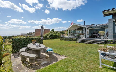 Kuno - 300M from the Sea: Dak, Huis, Huis, Verblijf, Siding, Landgoed, Oprit, Garden Gebouwen, Werf, Schuur