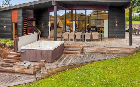 Ylvi - 250M from the Sea: Hout, Huis, Samengesteld Materiaal, Dek, Verblijf, Deur, Hardwood, Beits, Garden Gebouwen, Stoel