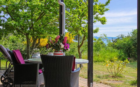 Rawald - 200M from the Sea: Huis, Huis, Deur, Dak, Verblijf, Landgoed, Tuin, Schaduw, Siding, Werf