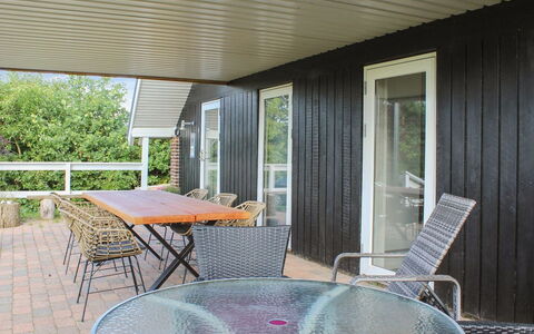 Rawald - 200M from the Sea: Huis, Huis, Deur, Dak, Verblijf, Landgoed, Tuin, Schaduw, Siding, Werf